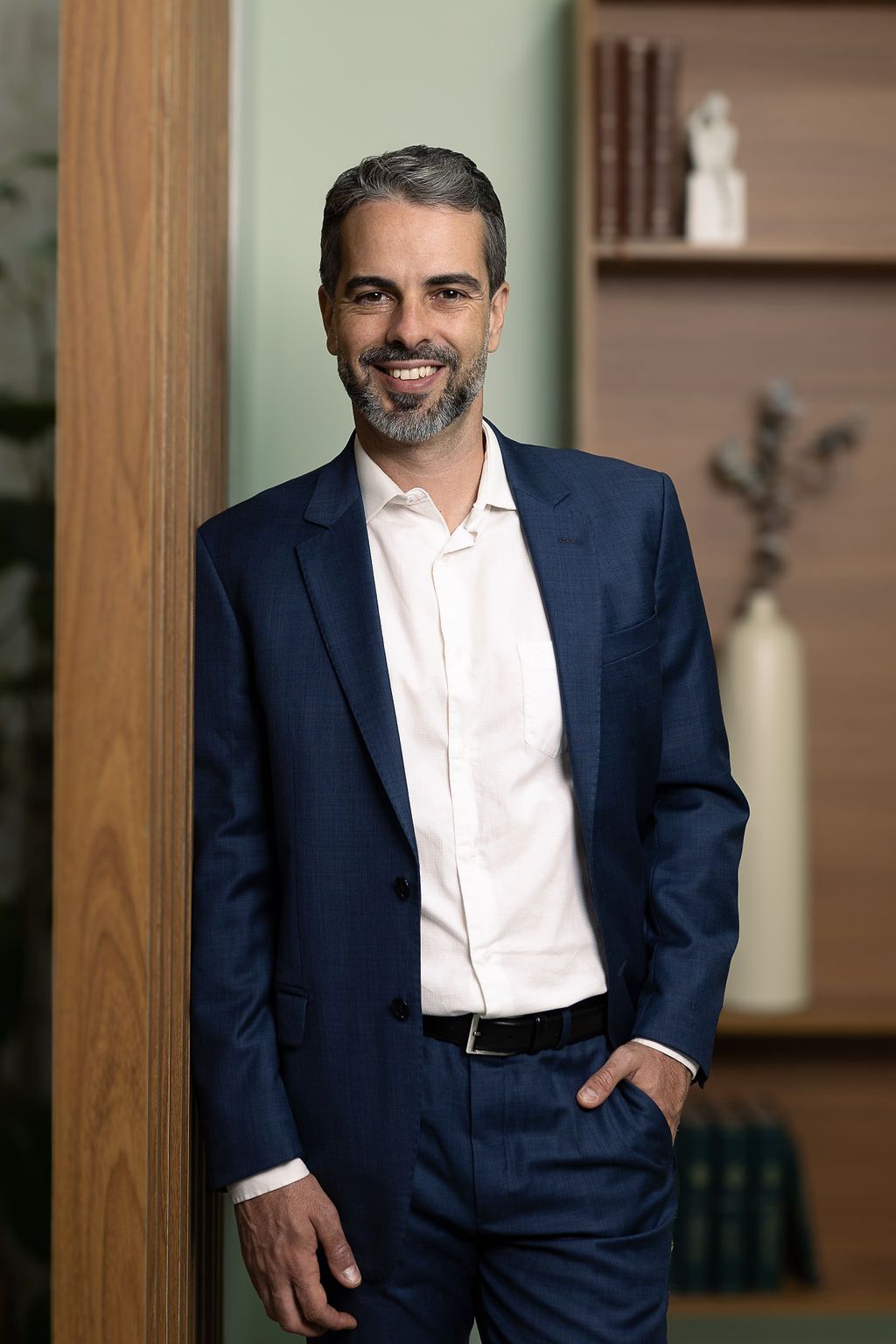 Alexandre Coquet de Abreu, mentor executivo, sentado de terno azul